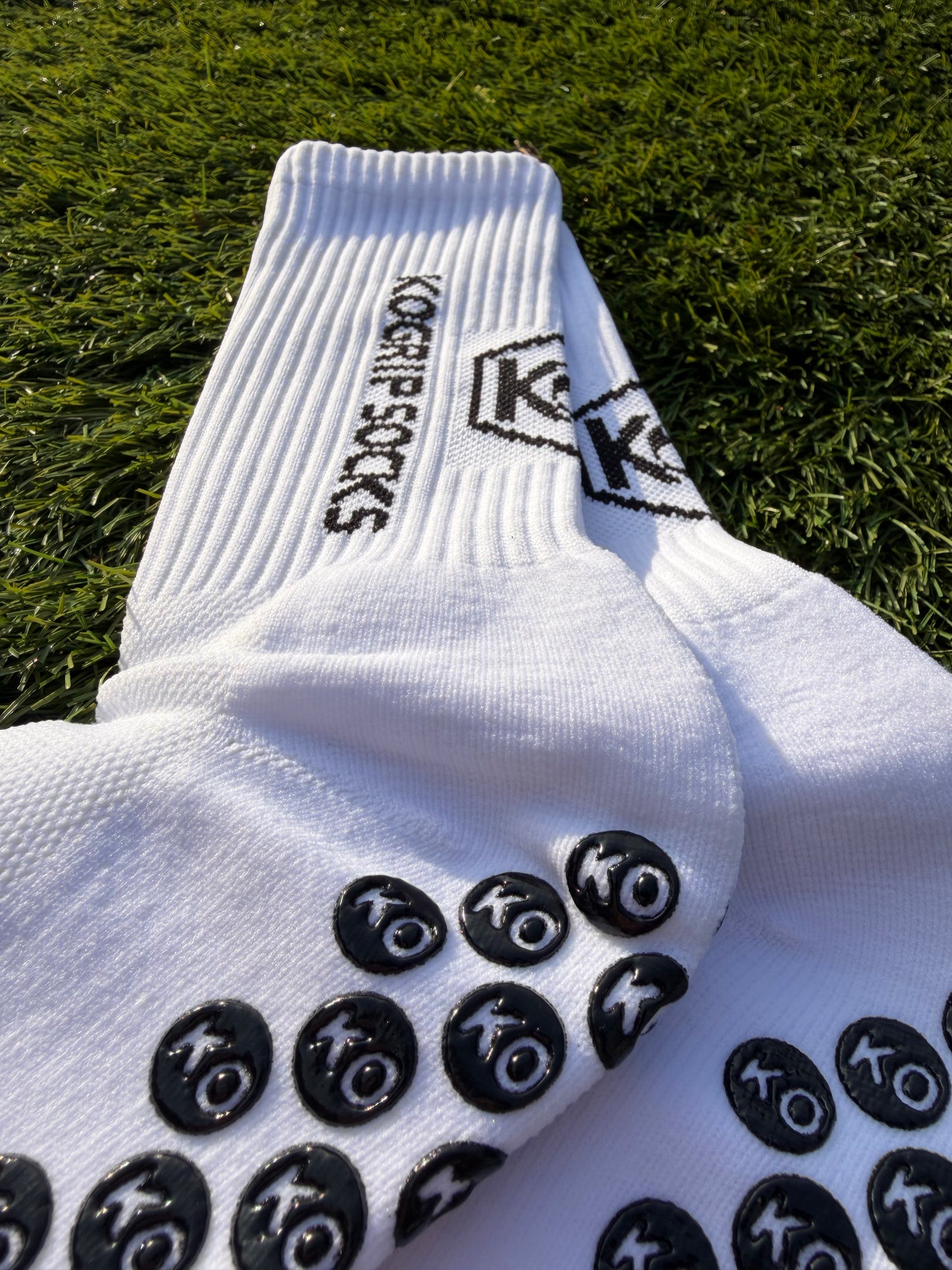 KOgripsocks White Edition – Witte Anti-Slip Voetbalsokken – Grip, Comfort & Stabiliteit – Unisex 40-46