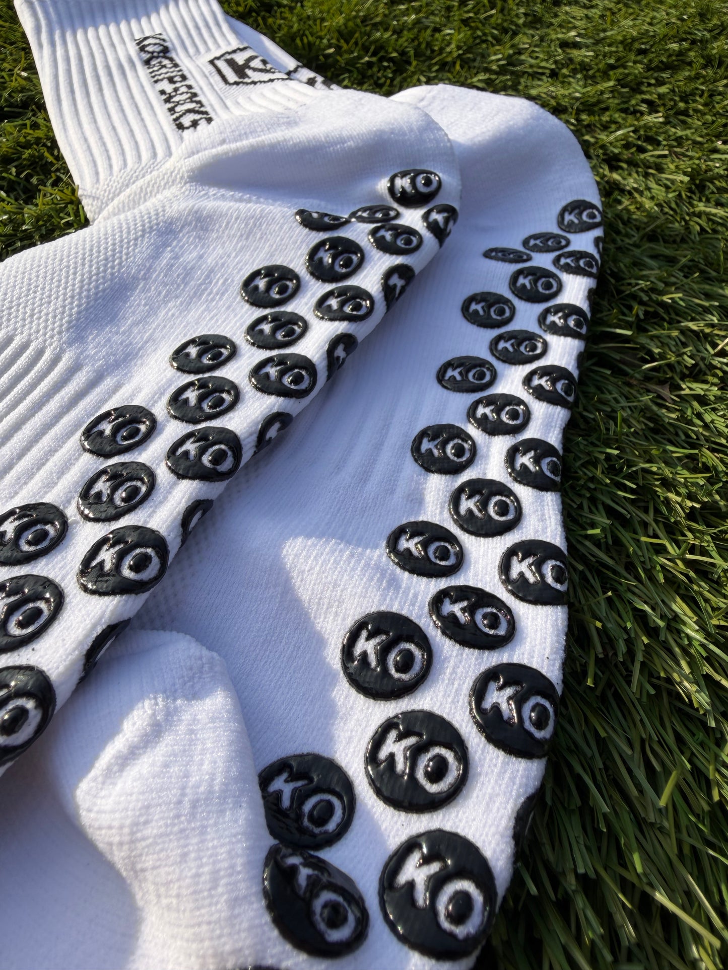 KOgripsocks White Edition – Witte Anti-Slip Voetbalsokken – Grip, Comfort & Stabiliteit – Unisex 40-46