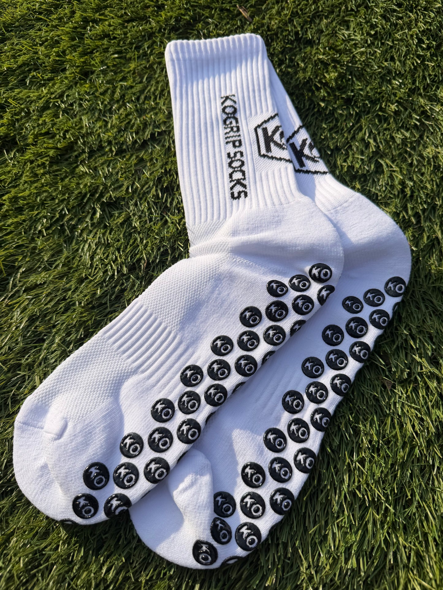 KOgripsocks White Edition – Witte Anti-Slip Voetbalsokken – Grip, Comfort & Stabiliteit – Unisex 40-46