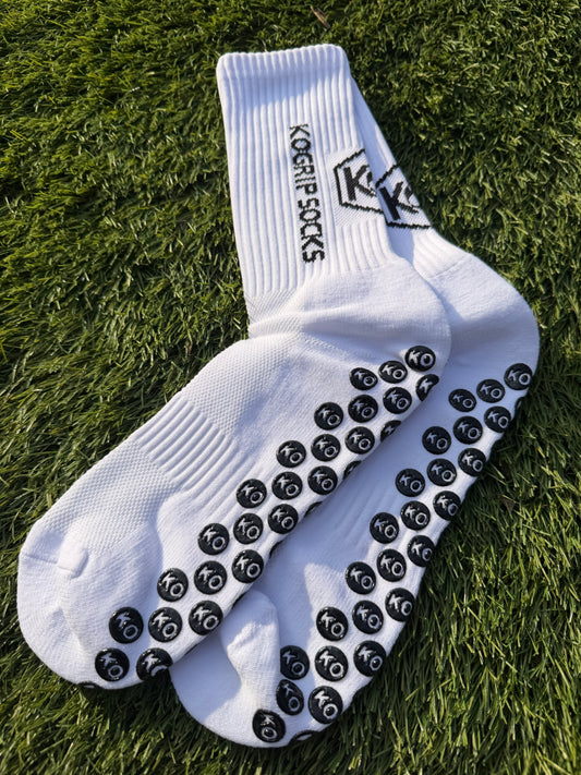 KOgripsocks White Edition – Witte Anti-Slip Voetbalsokken – Grip, Comfort & Stabiliteit – Unisex 40-46