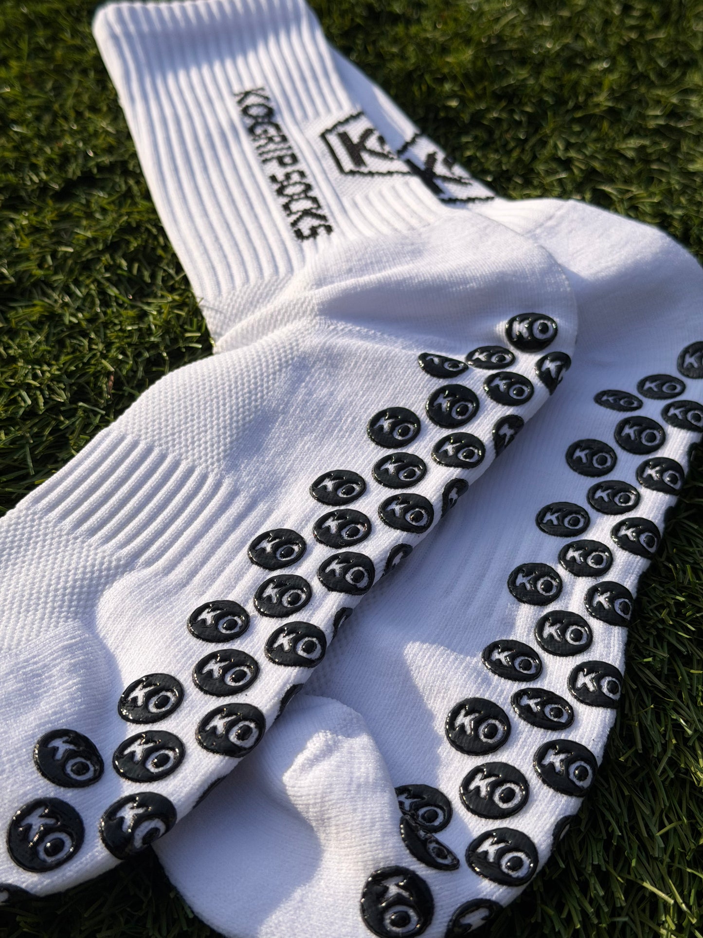 KOgripsocks White Edition – Witte Anti-Slip Voetbalsokken – Grip, Comfort & Stabiliteit – Unisex 40-46
